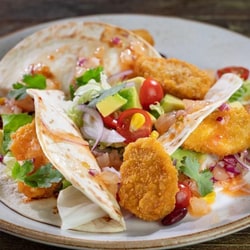 Tacos s veganskými nugetkami, zeleninou a ostrou salsou Tacos s veganskými nugetkami, zeleninou a ostrou salsou